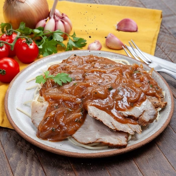 Espaguete com carne assada